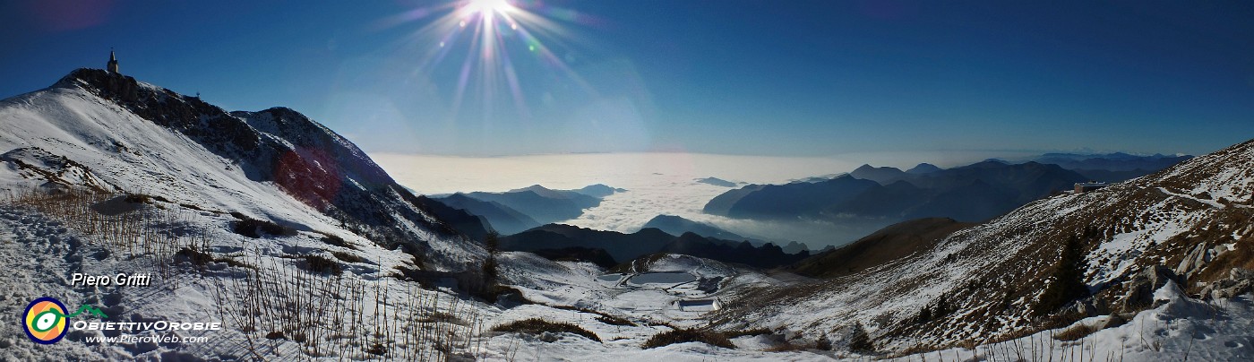 79 Tra il Guglielmo e il Rif. Almici vista sulla pianura sotto un mare di nebbia.jpg